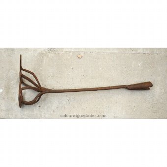 Antique Iron livestock with VE-shaped end