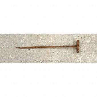 Antique Iron rod livestock with 43.8 cm