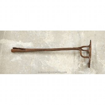 Antique Iron shaped end livestock with three semicircles