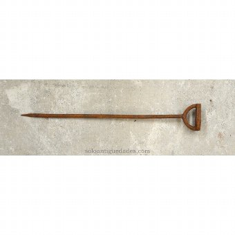 Antique Iron rod livestock with 35.5 cm and finished in an ellipse