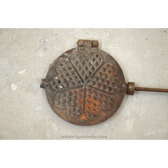 Antique Hostiero with mold divided into concentric hearts