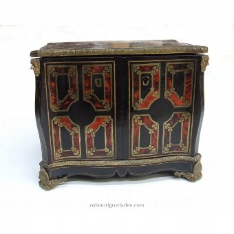 Collection box decorated with floral motifs in gold