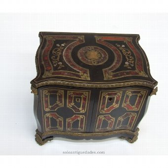 Antique Collection box decorated with floral motifs in gold