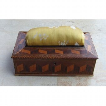 Box - sewing with inlaid decoration