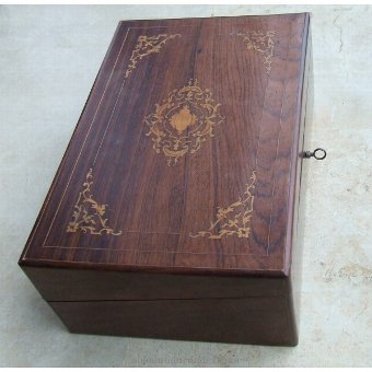 Antique Elegant collection box decorated with inlay