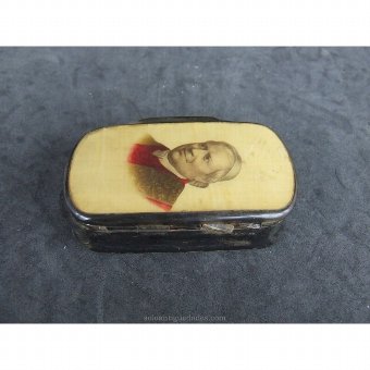Antique Small box with ecclesiastical character portrait