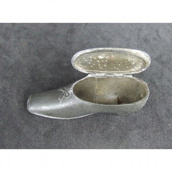 Antique Small box-shaped shoe collection
