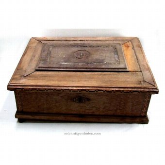 Collection box with the initials &quot;AM&quot;