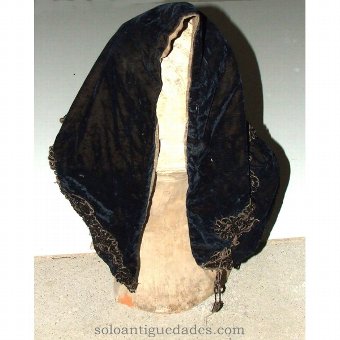 Mantilla decorated with plant motifs