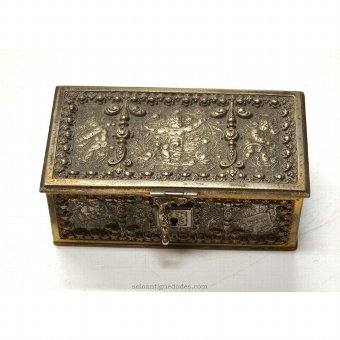 Metal case with classic decor and interior tercipelo