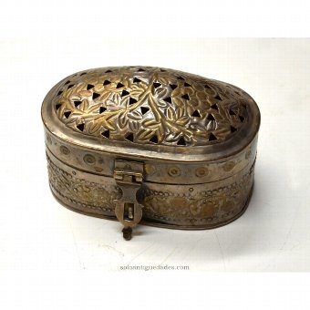 Small oval box with openwork decoration