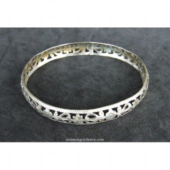 Silver bracelet puff