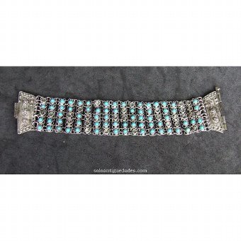 Silver bracelet shaped puff flowers