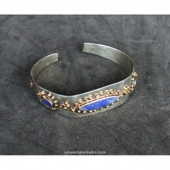 Bracelet with stones forming flowers
