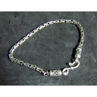 Link bracelet interspersed