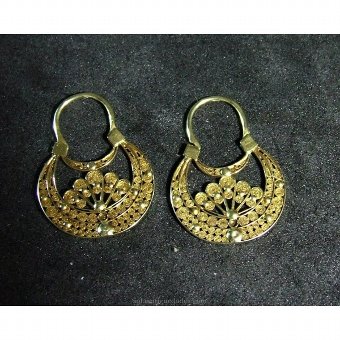 Pair of earrings with filigree