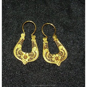 Gold earrings with hinge closure