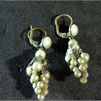 Pendant with pearls. Form bunch of grapes