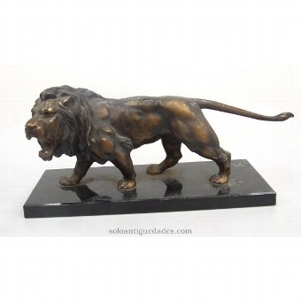 Bronze sculpture lion attacking