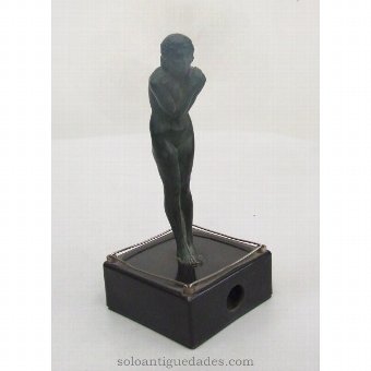 Female sculpture in bronze