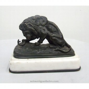 Sculptural group hunting lion snake