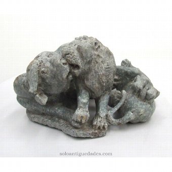 Sculptural group hunting lions