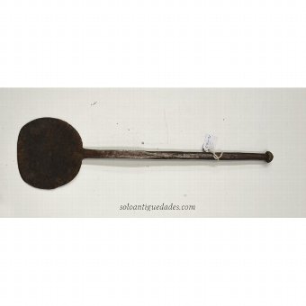 Antique Pala iron cooking with round blade and shaft