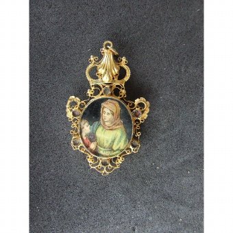 Antique Gold locket medallion type, oval shaped