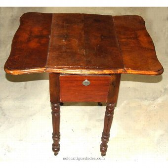 Antique Pembroke table extensible