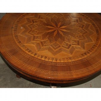 Antique Circular coffee table decorated with inlay