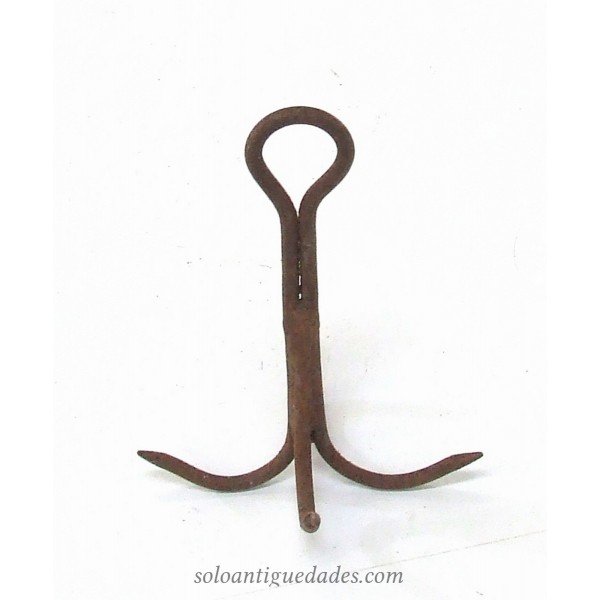 Antique Carraza with three hooks on the bottom
