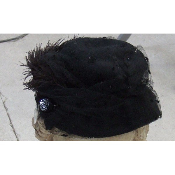 Women's hat with feathers