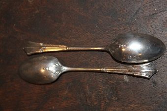 pair of silver tea spoons 