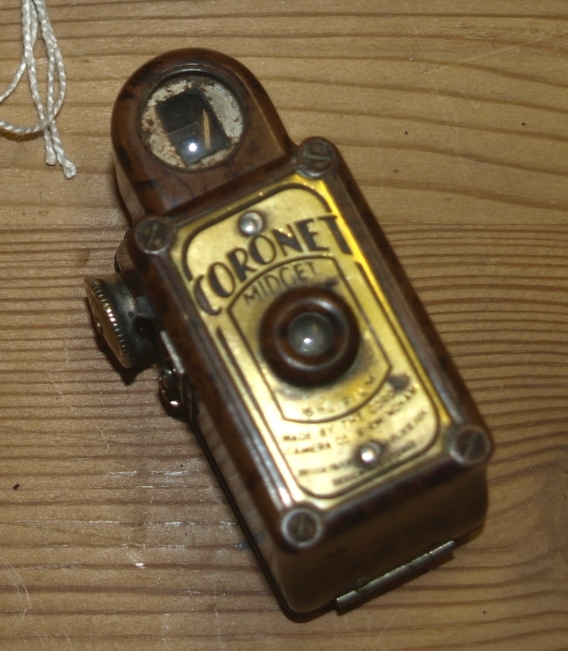 Vintage Coronet Midget camera. 