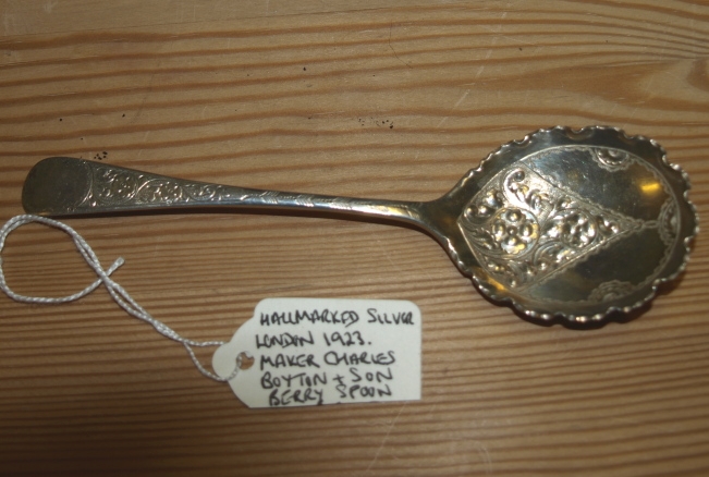 Hallmarked silver, London 1923, berry spoon.