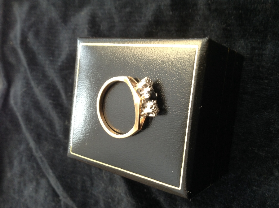 9ct gold sapphire and diamond ring