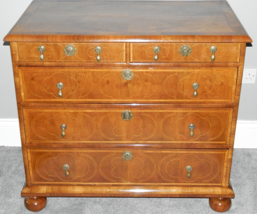 18th cent Fine Walnut chest of drawers