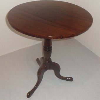Georgian tilt top pedestal table in mahogany