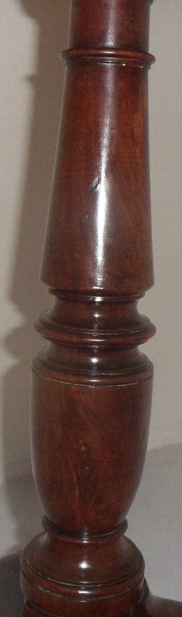 Antique Georgian tilt top pedestal table in mahogany