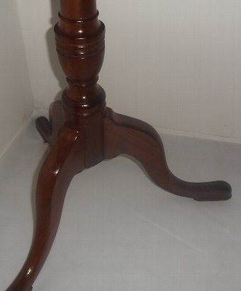 Antique Georgian tilt top pedestal table in mahogany