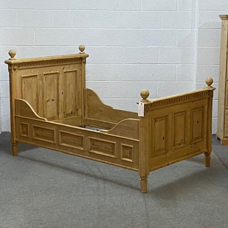 Antique DECORATIVE OLD PINE SLEIGH BED C.1910
