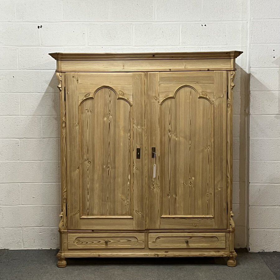 A STUNNING LARGE DOUBLE ANTIQUE PINE WARDROBE (DISMANTLES)