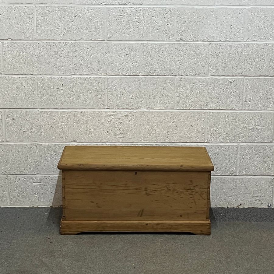 Antique Medium Sized Victorian Pine Flat Top Blanket Box (X3701B)