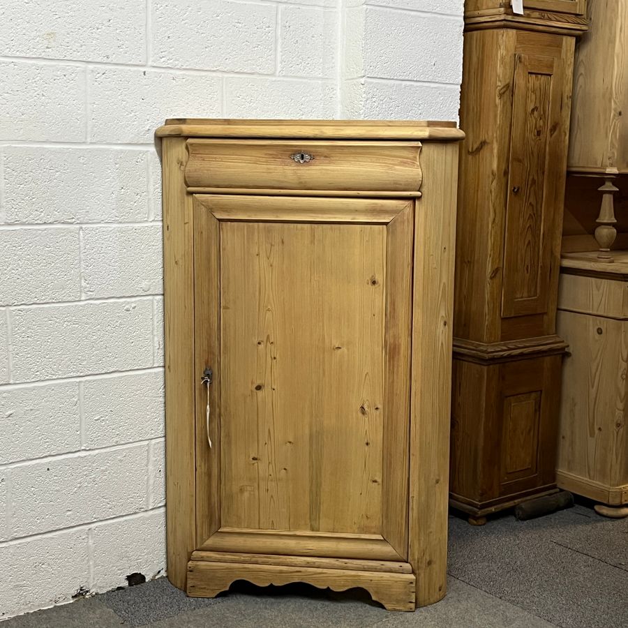 Antique Pine Corner Cupboard (C0701D)