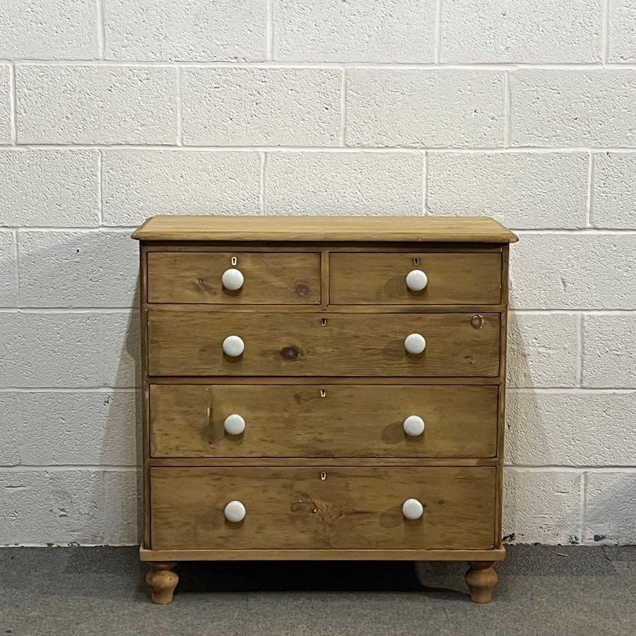 Victorian Pine Chest Of Drawers With White Porcelain Knobs (E6004D)