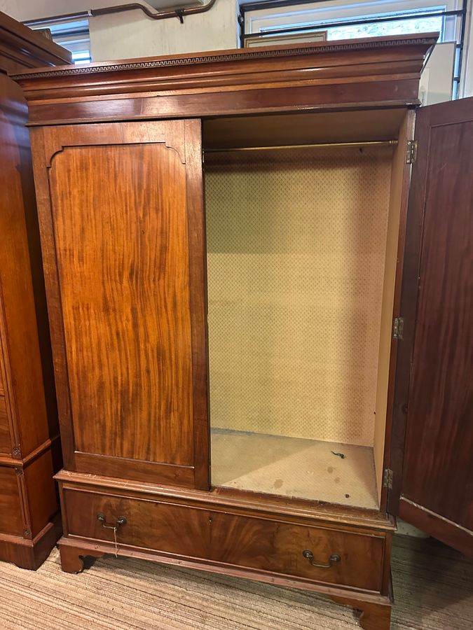 Antique 2 door Victorian mahogany wardrobe 