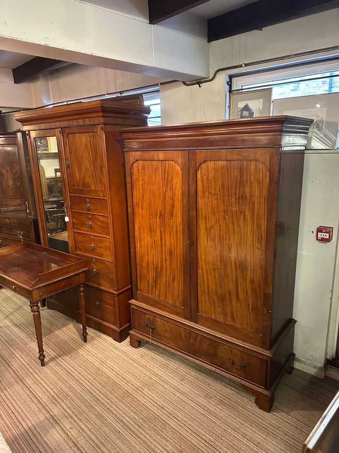 Antique 2 door Victorian mahogany wardrobe 