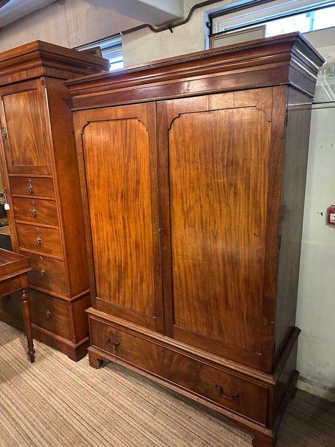 Antique 2 door Victorian mahogany wardrobe 