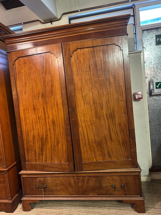 Antique 2 door Victorian mahogany wardrobe 