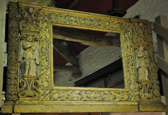 AN EARLY 17TH CENTURY NORTH ITALIAN CARVED, GILDED AND POLYCHROMED MIRROR. CIRCA 1620